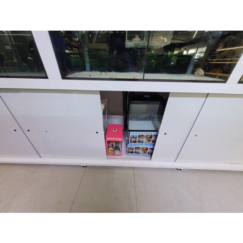 Zestaw białych regałów sprzedażowych