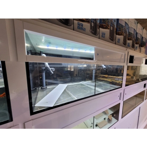 Zestaw białych regałów sprzedażowych