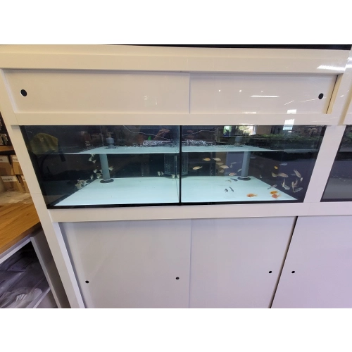 Zestaw białych regałów sprzedażowych