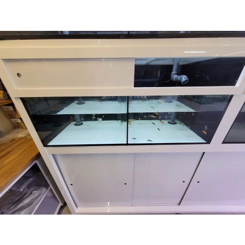 Zestaw białych regałów sprzedażowych